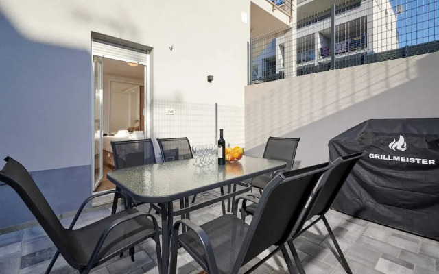 Exclusive Okrug Gornji Apartment With Shared Pool