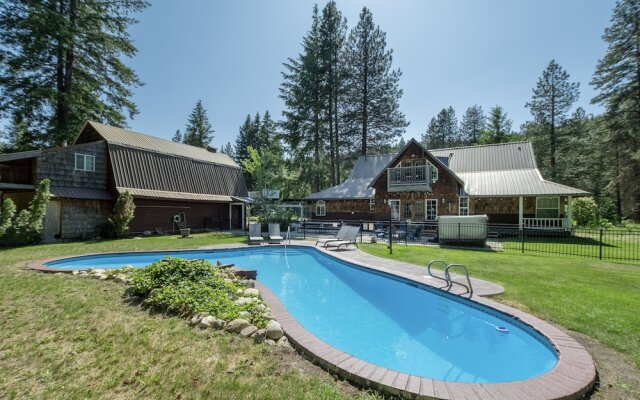 Family Cabin 5 Bedroom Home by NW Comfy Cabins