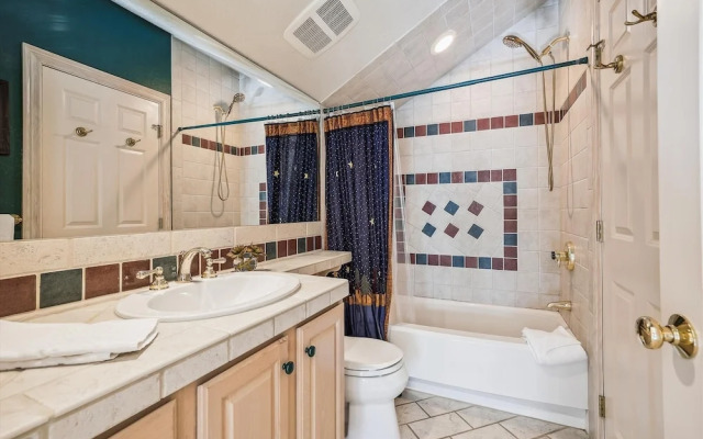 Rounds Retreat 4 Bedroom Home by RedAwning