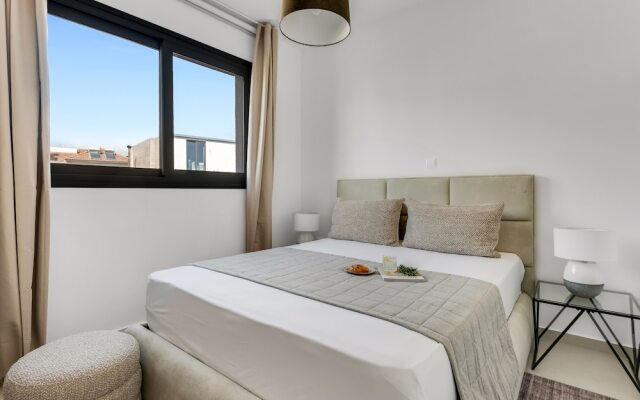 Sanders Triple - Nice 1-bdr Apt With Balcony