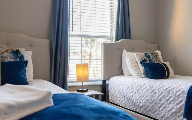 Beautiful Townhome Near Theme Parks