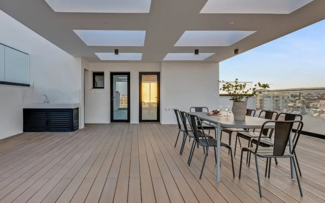 Sanders Crystal 2 - Lovely 2-bdr Apt With Shared Rooftop