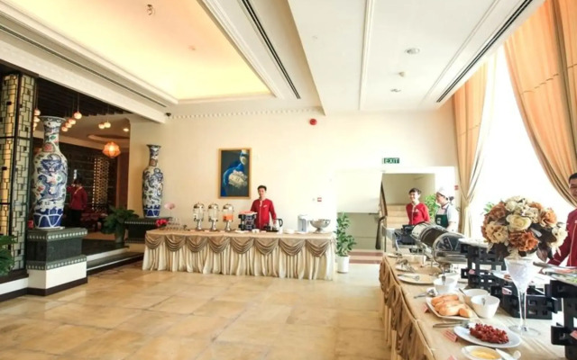 Den Long Do Hotel & Restaurant
