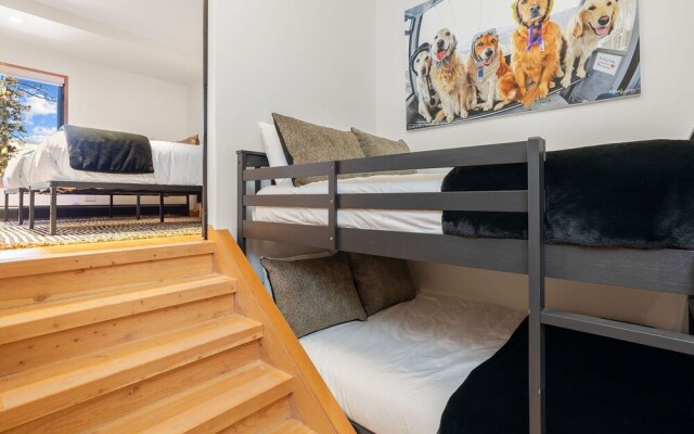 Slopeside Chalet 4 Bedroom Home by RedAwning