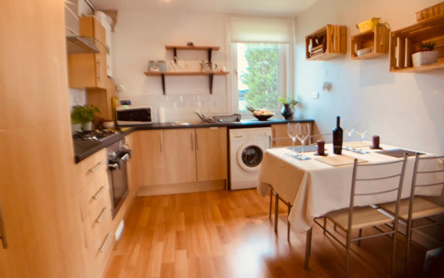 Maria- Bright and Modern City Center Apartment .