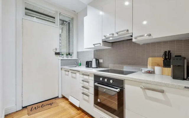 Charming 2-bed Apartment With Fireplace & Parking