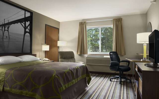 Super 8 by Wyndham Manistee