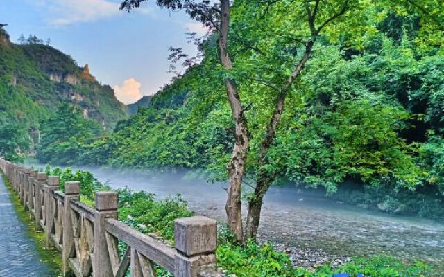 Art Zhenyuan Vacation Hotel