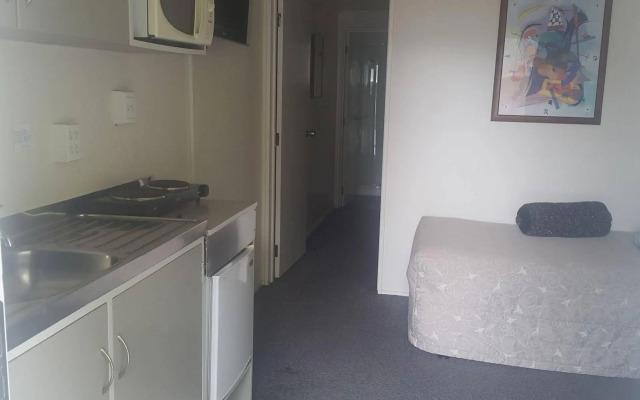 Camellia Court Family Motel
