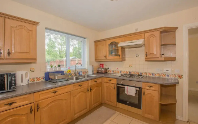 Modern 4 Bedroom Detached House in Cardiff