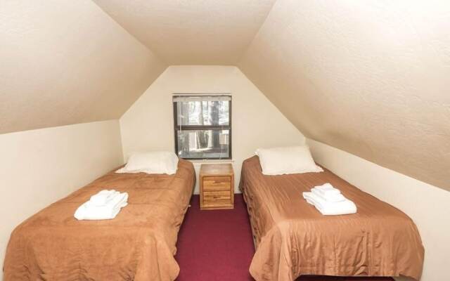 3195 Pasadena Avenue 6 Bedroom Home by RedAwning