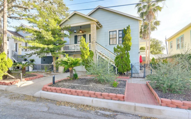 ~ Half-mi to Galveston Seawall: Apartment w/ Deck!