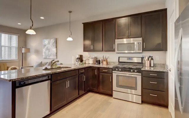 Marbella Lane Executive Townhome, 20 mins to Boulder