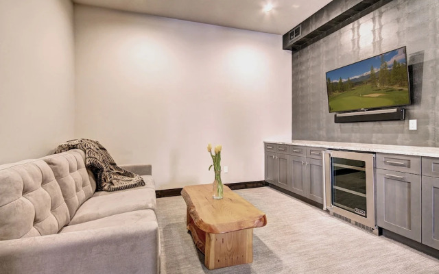 Spruce Ledge 4 Bedrooms 4.5 Bathrooms Townhouse