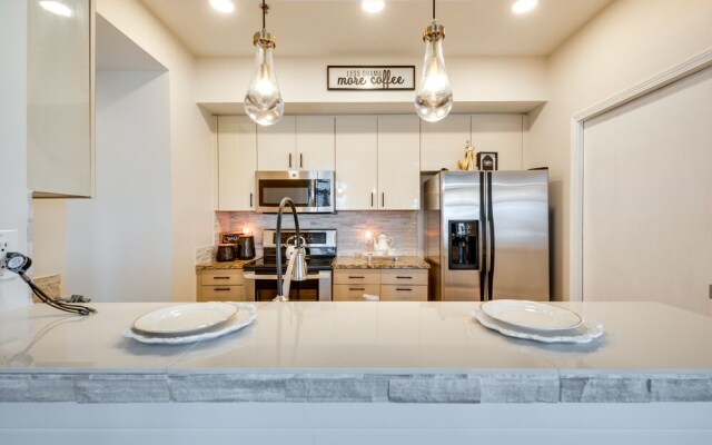 Luxury Atlanta Rental w/ Balcony: Near Buckhead!