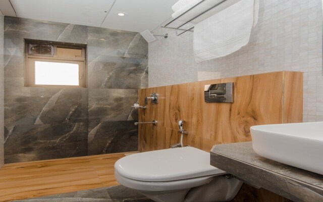 OYO 13089 Hotel Gold Crest