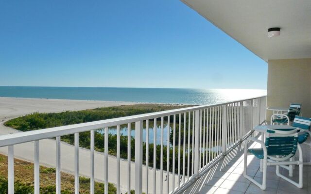 Alluring Beachfront Condo With Pool and Ocean Views