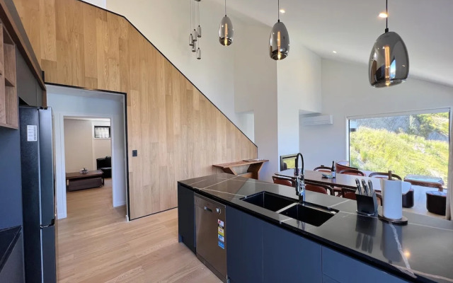 Stunning Lakeview QT Holiday House