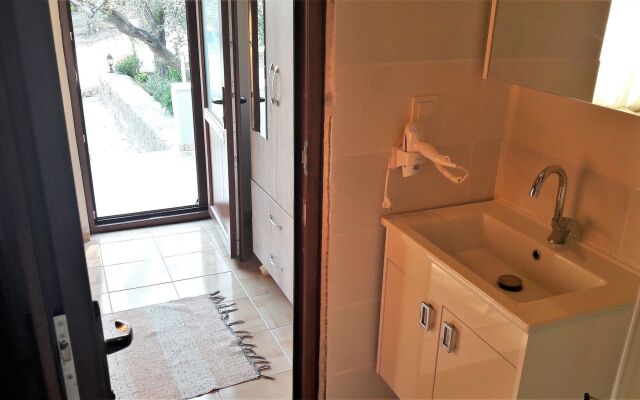 Assos Nazan Motel Restoran Beach