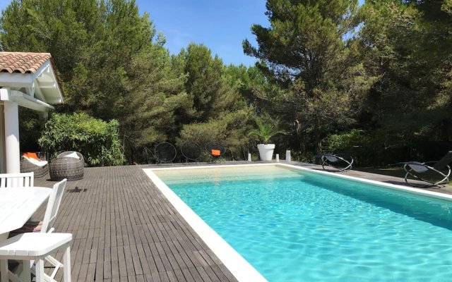 Apartment With 2 Bedrooms In Alleins, With Pool Access, Enclosed Garden And Wifi 50 Km From The Beach