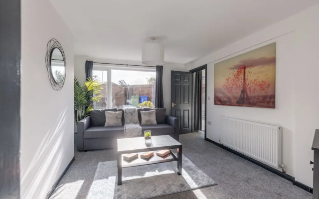 Modern 3 Bed House-free Parking