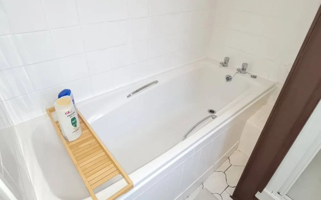 Large 3 Bed Flat Free Parking