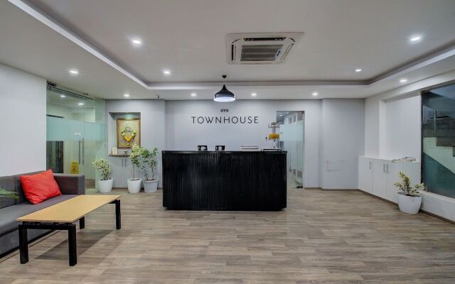 OYO Townhouse 71 Khar West Station