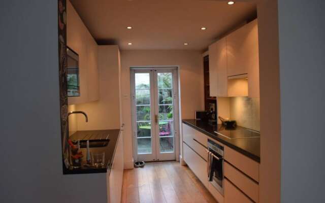 2 Bedroom House In The Heart Of Angel