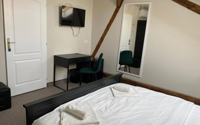 Theater Guesthouse with Parking