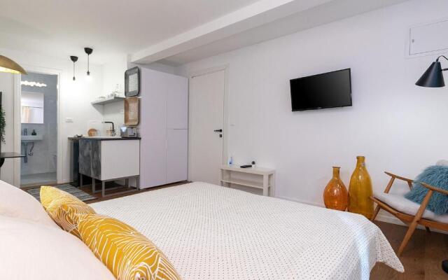 Stylish Studio Apartment by Irundo