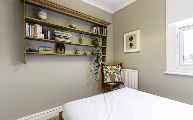 Beautiful Three Bed Abode Near Dollis Hill