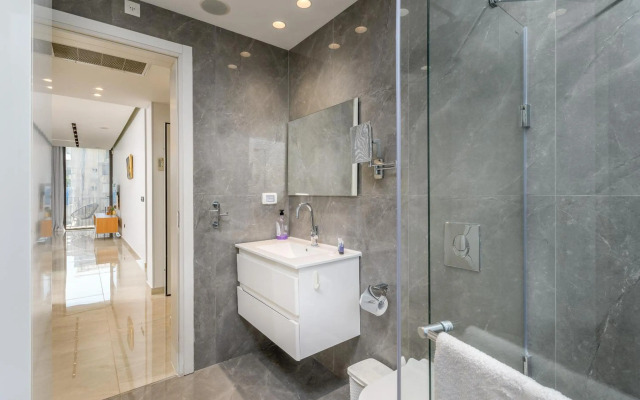 Luxury 2bdrm balcony & parking close to the Beach