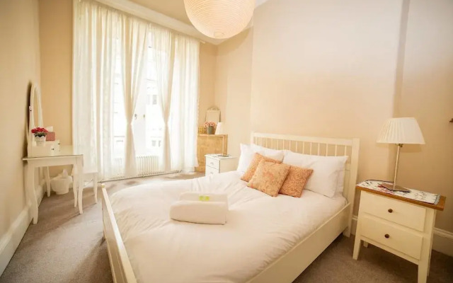 3 Bed Luxury West end Apt - Sleeps 6!
