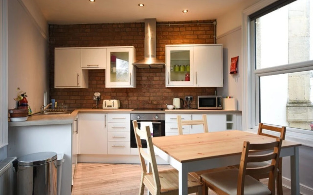 Central Contemporary 3 Bedroom Flat in Bristol