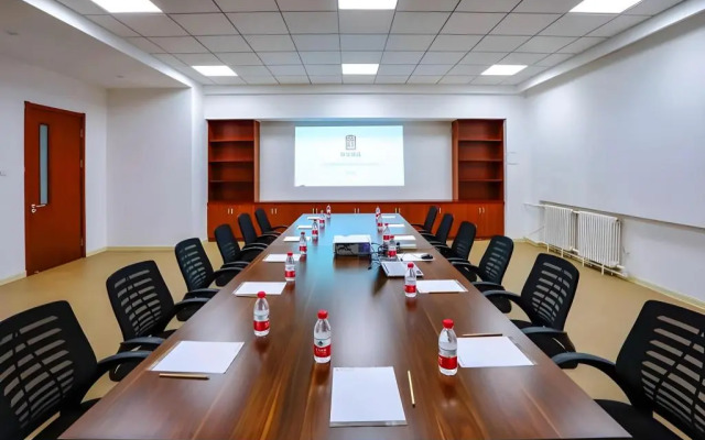 Home Inn Plus (Dalian Development Zone Jinma Road Wanda Plaza)