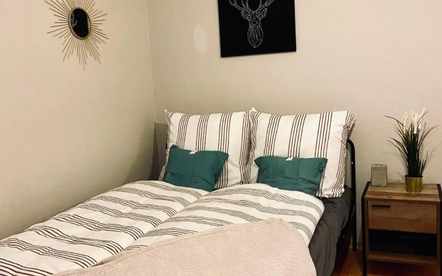 Saniertes Studio mit Balkon, WLAN, Netflix & Küche in City-Nähe