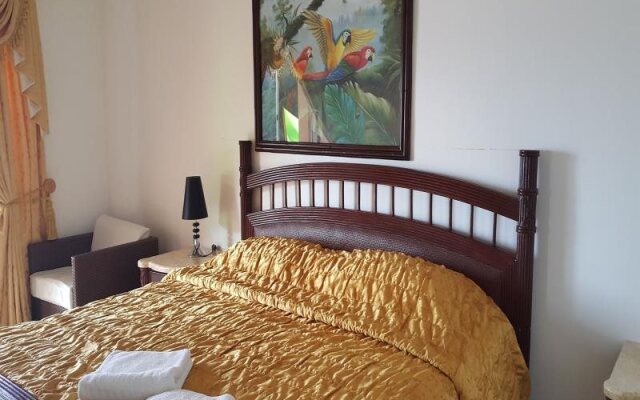 La Laguna Beach Club & Dive Center