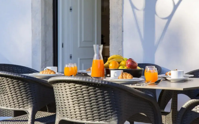 JOIVY Stunning 2BR Apt w/garden, by the Avenida subway & Botanical Garden of Lisbon