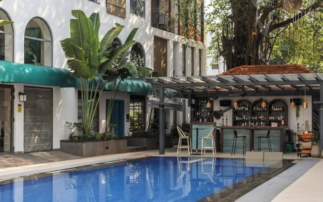Hidden Gem Luxe Suite w Pool View - 1km to Beach
