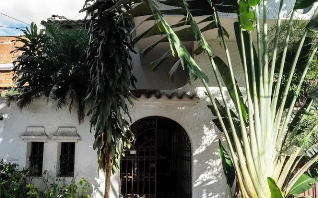 w Bright Colonial 5BR House With Balcony
