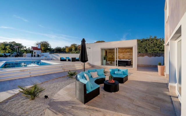 Inland villa Senses with pool and spa