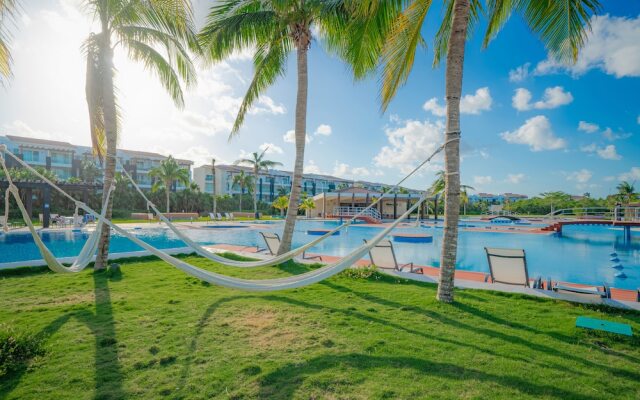 Sirenita G. Infinity pool - At Mareazul