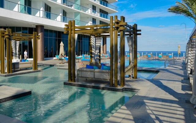 Fantastic 2BR Condo at Hollywood