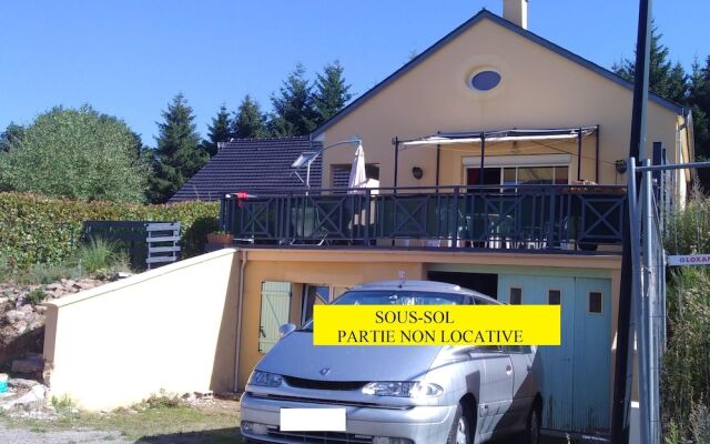 House With 2 Bedrooms in Salles-curan, With Wonderful Lake View, Enclosed Garden and Wifi