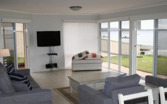 1 'The Clippers' 131 Soldiers Point Road - fabulous waterfront unit – Guest Rooms – Soldiers Point