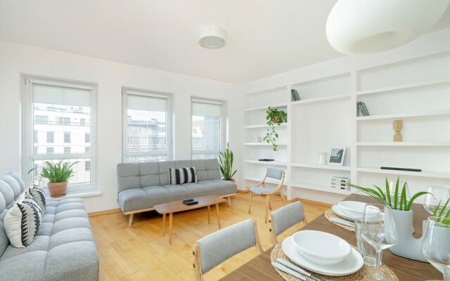 Apartment With Parking Poznań by Renters