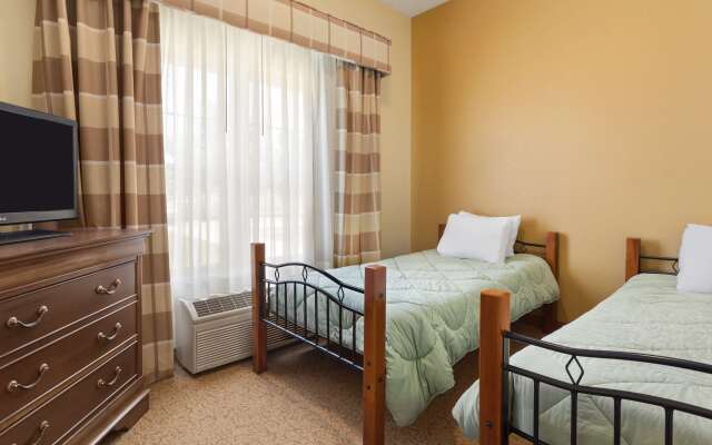 Country Inn & Suites by Radisson, Salina, KS