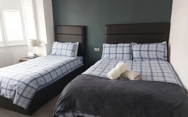 Room-apple House Wembley - Family Room w
