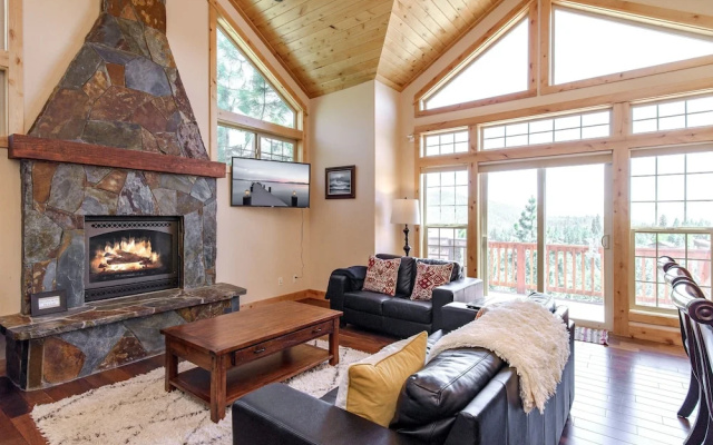 Stunning and Spacious in Truckee by RedAwning