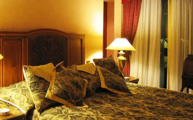 Parsian Esteghlal International Hotel